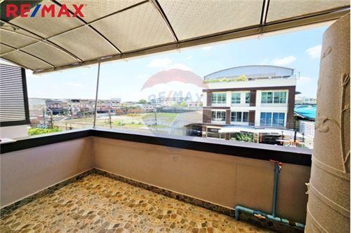 350 Sqm., 4 Beds, 4 Baths Townhouse listed for ฿ 6,800,000.