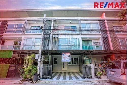 161 Sqm., 3 Beds, 3 Baths Townhouse listed for ฿ 3,400,000.