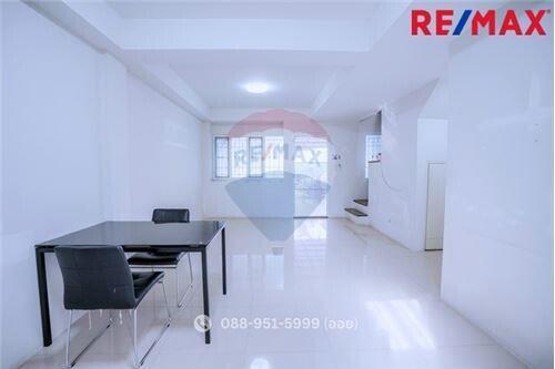 161 Sqm., 3 Beds, 3 Baths Townhouse listed for ฿ 3,400,000.