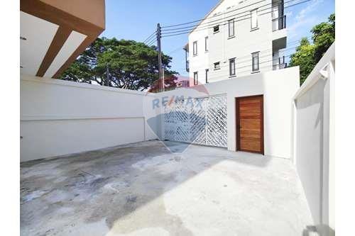 3 Bedrooms with Private Pool Townhouse Fully Renovated for Rent in Bophut.