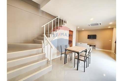 3 Bedrooms with Private Pool Townhouse Fully Renovated for Rent in Bophut.