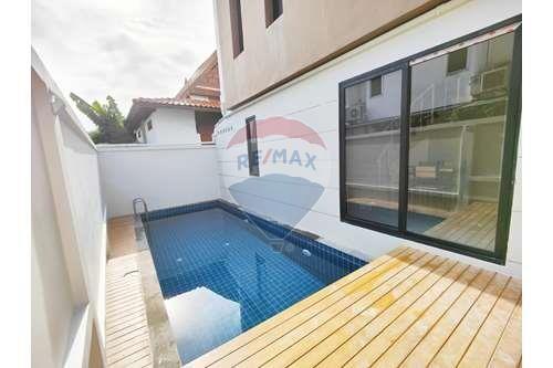 3 Bedrooms with Private Pool Townhouse Fully Renovated for Rent in Bophut.