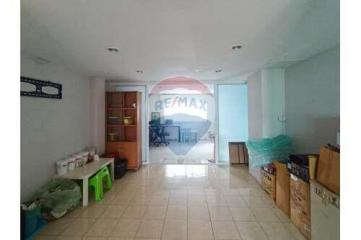 3 Bed 3 Bath 3.5Storey Renovated TownHouse - 920601001-207