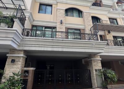 3 Bedroom Townhouse For Rent in Evanston Thonglor 25, Watthana, Bangkok