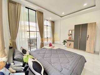 2 Bedrooms Townhouse in Rattanakorn Village 17 East Pattaya H011587