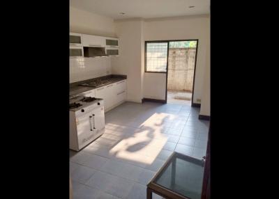 6 Bedroom Pet Friendly Townhouse For Rent in Sathorn