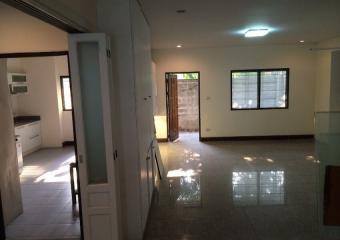 6 Bedroom Pet Friendly Townhouse For Rent in Sathorn