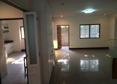 6 Bedroom Pet Friendly Townhouse For Rent in Sathorn