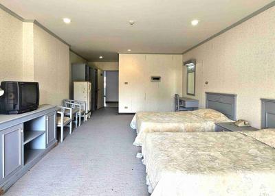 Spacious bedroom with twin beds and en-suite bathroom