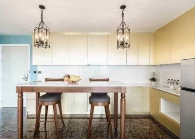 Modern kitchen with breakfast bar and pendant lighting