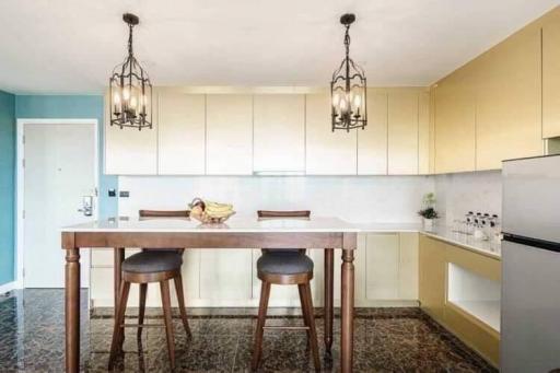 Modern kitchen with breakfast bar and pendant lighting