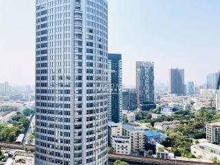 Modern skyscraper and surrounding cityscape in a clear day