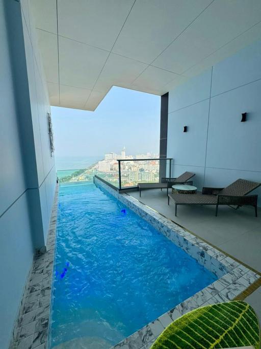 Modern outdoor swimming pool with a view of the city