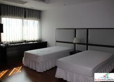 Royal Residence Park - Large Three Bedroom Condo for Rent in a Convenient Lumphini Area