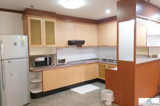 Baan Suan Petch - Roomy Two Bedroom Condo Good for Small Family in Phrom Phong