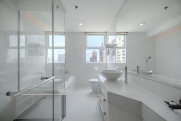 GM Service Apartment - Three Bedroom Corner Serviced Apartment with 180 Degree City Views in From Phong.