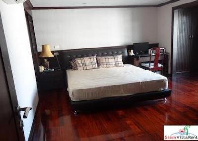 Large and Private Two Bedroom Condo in a Great Location, Chong Nonsi
