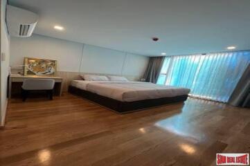 Piya Apartment Sukhumvit 15 - 100 sqm. and 2 bedrooms, 2 bathrooms