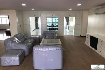 Grand Ville House 2 - Extra Large Three Bedroom Condo for Rent only 560 Meters to BTS Asok