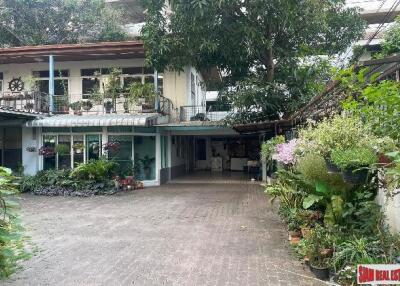 Detached House in Phrom Phong - 2 Bedrooms and 3 Bathrooms, 600 sqm, Pet-Friendly, Prime CBD Location