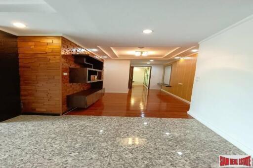 Avenue 61 Condominium - Spacious Contemporary Two Bedroom Low Rise Condo for Rent in a Quiet Area of Ekkamai