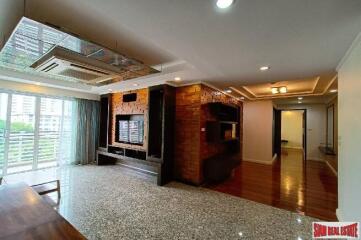 Avenue 61 Condominium - Spacious Contemporary Two Bedroom Low Rise Condo for Rent in a Quiet Area of Ekkamai