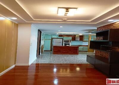 Avenue 61 Condominium - Spacious Contemporary Two Bedroom Low Rise Condo for Rent in a Quiet Area of Ekkamai