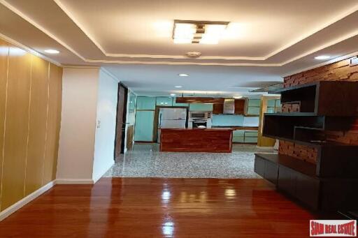 Avenue 61 Condominium - Spacious Contemporary Two Bedroom Low Rise Condo for Rent in a Quiet Area of Ekkamai