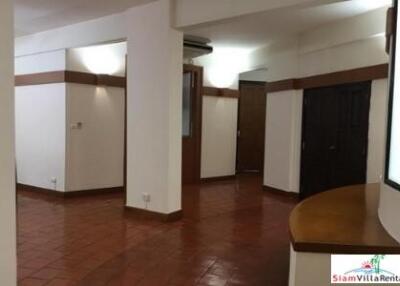 Siri Wireless Apartment - Luxury Living in this Three Bedroom Lumphini Apartment for Rent