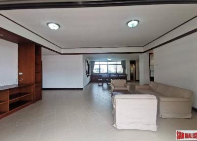 Modern 3 Bedrooms and 2+1 Bathrooms Condominium for Rent in Phrom Phong Area of Bangkok