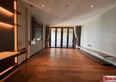 Windshell Naradhiwas - Luxury Condo with Abundant Natural Light and Spacious Living, Sathon