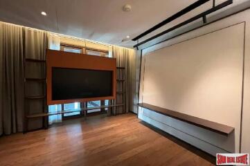 Windshell Naradhiwas - Luxury Condo with Abundant Natural Light and Spacious Living, Sathon