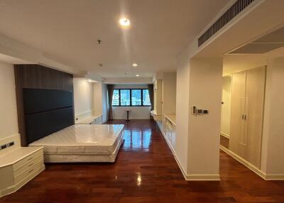 Shanti Sadan - Extra Large Three Bedroom + 1 Study room Condo for Rent in Thong Lo