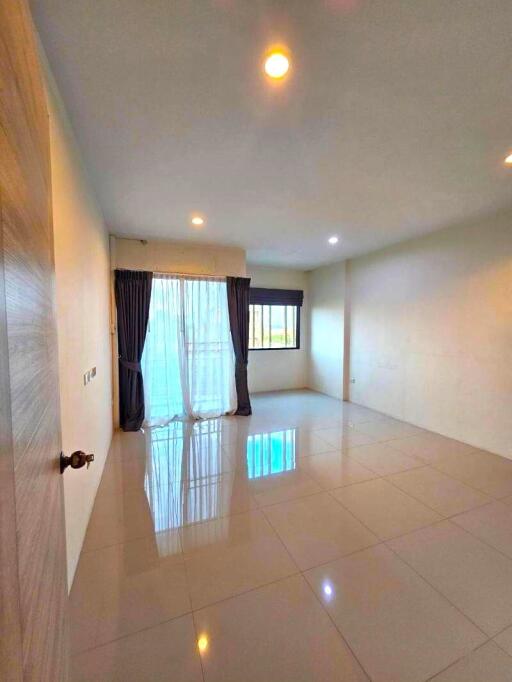 Commercial building for sale in Huay Yai