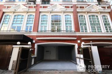 4-BR Townhouse near MRT Khlong Toei