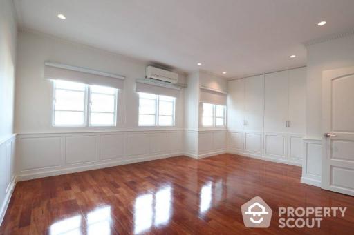 4-BR Townhouse near MRT Khlong Toei