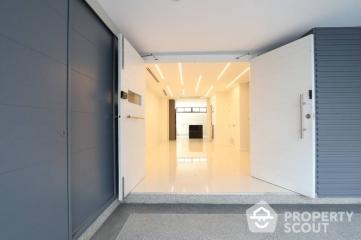 4-BR Townhouse near MRT Khlong Toei