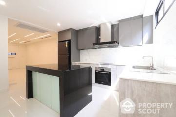 4-BR Townhouse near MRT Khlong Toei