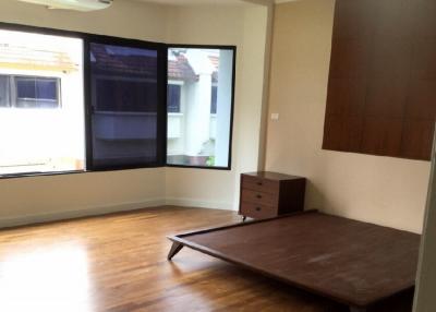 Lotus Point  3 Bedroom Townhouse For Rent in Ekkamai