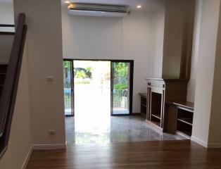 Lotus Point  3 Bedroom Townhouse For Rent in Ekkamai