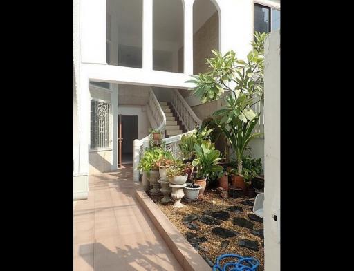 4 Bedroom Townhouse For Rent in Sathorn