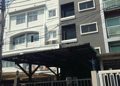 4 Bedroom Townhouse For Rent in Ekkamai