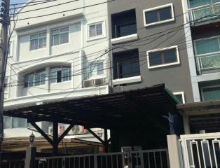 4 Bedroom Townhouse For Rent in Ekkamai