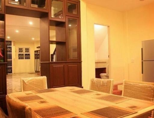 4 Bedroom Townhouse For Rent in Ekkamai