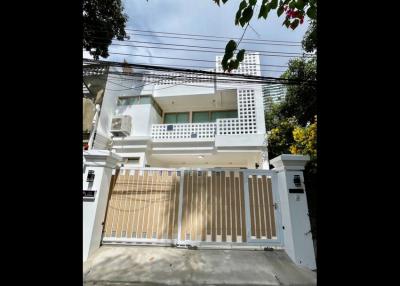 4 Bedroom Townhouse For Rent in Thong Lo