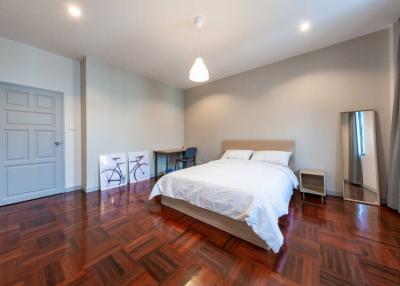 6 Bedroom Townhouse For Rent in Sathorn