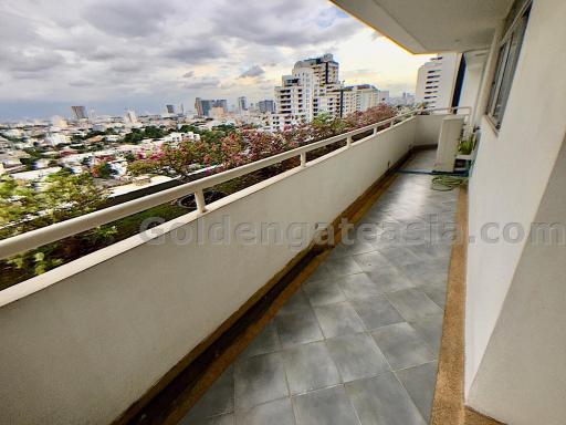 3-Bedrooms condo with balcony-terrace - Ekkamai