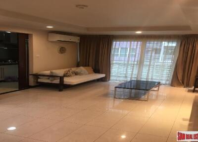 Avenue 61 Condominium - 2 Bedrooms and Spacious Living, Prime Ekkamai Location