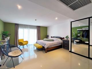 Spacious modern bedroom with en-suite closet