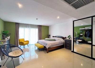 Spacious modern bedroom with en-suite closet